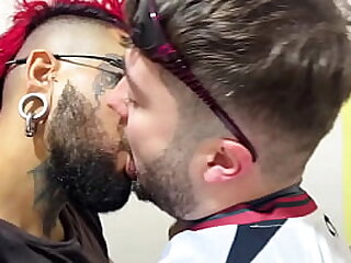 Gostosos alternativos fodem antes da balada (COMPLETO NO RED)